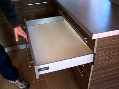 Videó: Ikea Szekrények: Keskeny Lengő és összecsukható Bútorok ágynemű Tárolására, Ruhaszövet Opciók Puha Huzat Formájában A Hálószobában