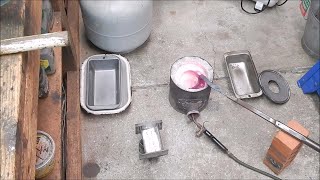 Experimental back yard metal casting
How better to keep warm on a cold winters day ? Experimental back yard metal casting