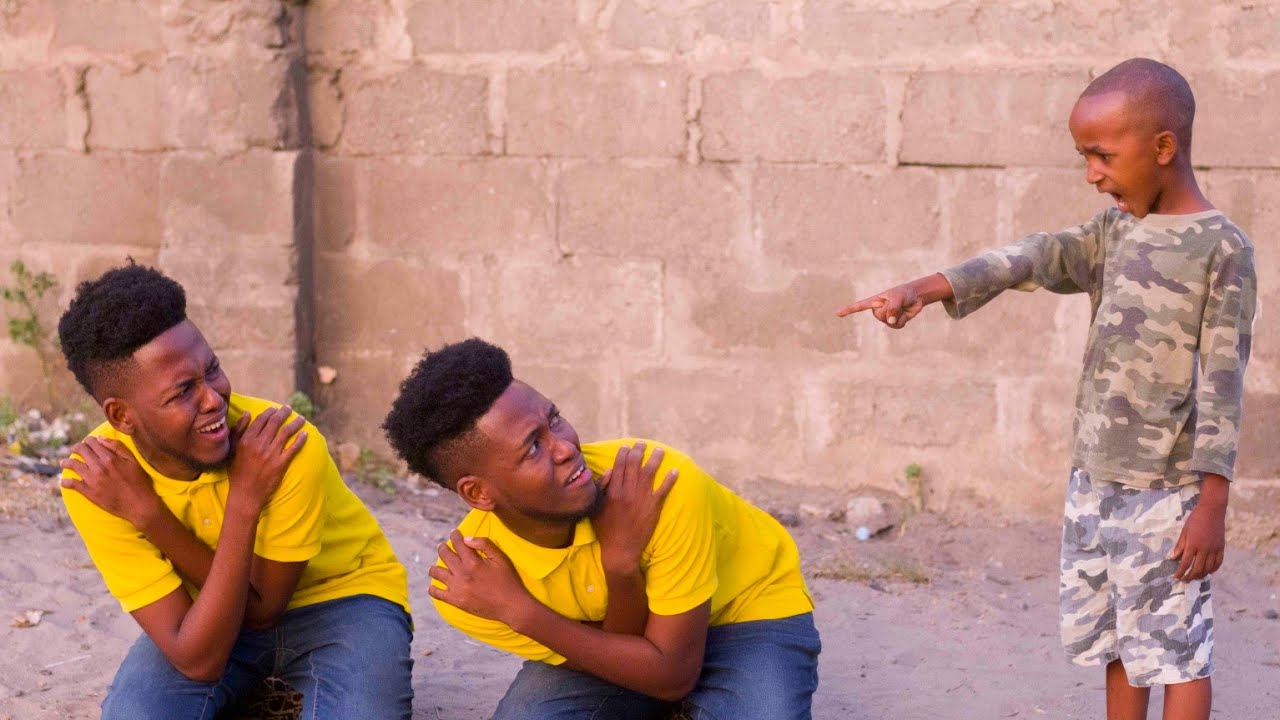 MTOTO  WA MWANAJESHI AWAKAMATA WAPIGA PICHA KWENYE MAGETI YA WATU  @twinsnationtz #dogoosumani