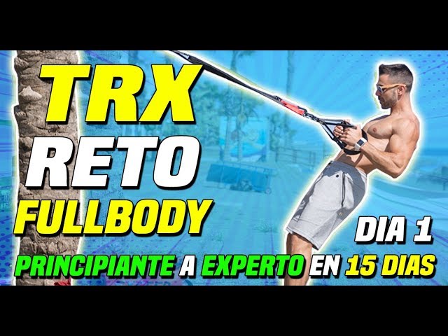 Vista lateral del adulto joven seguros crossfit hombre con cabello rizado  de larga data y hacer ejercicios en el gimnasio trx solos, capacitación,  entrenamiento de pecho en el rin Fotografía de stock 