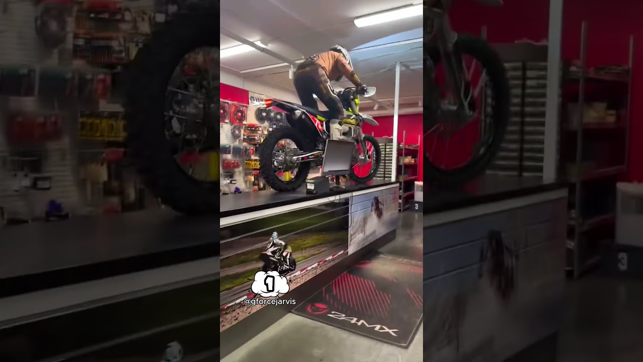 невероятные трюки на кроссовом байке.