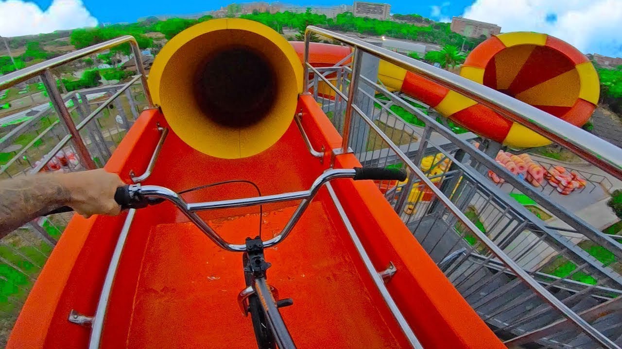 ⁣ПРОНИКЛИ В АКВАПАРК НА BMX!! (BMX DOWN CRAZY WATERPARK TUNNEL!)