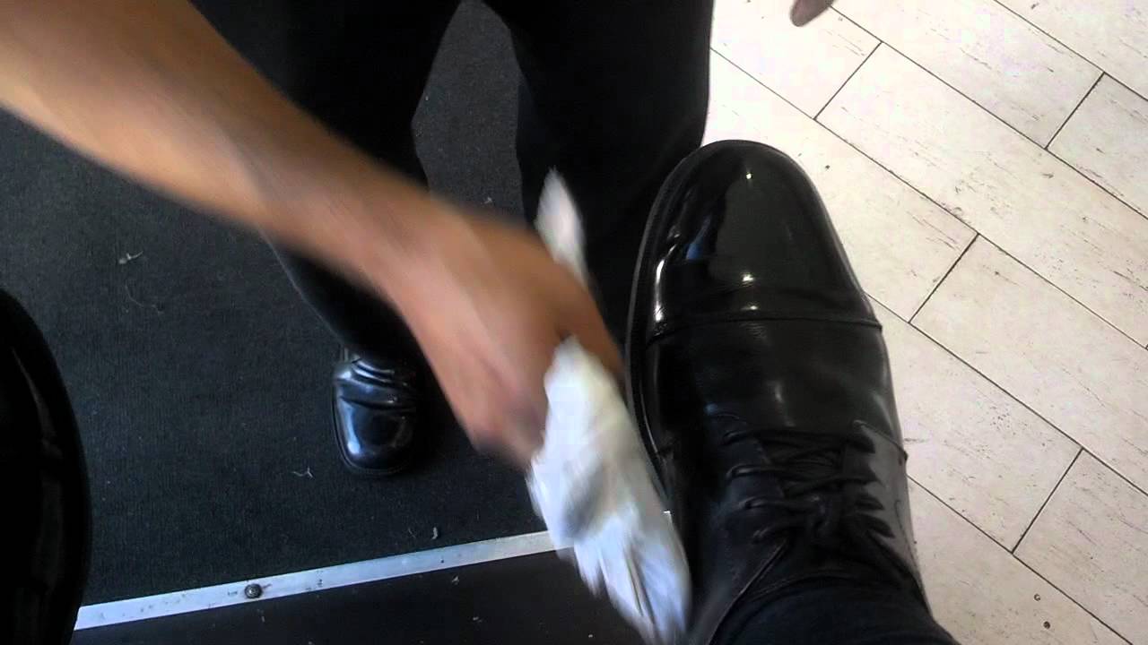 la forma correcta de bolear los zapatos - YouTube