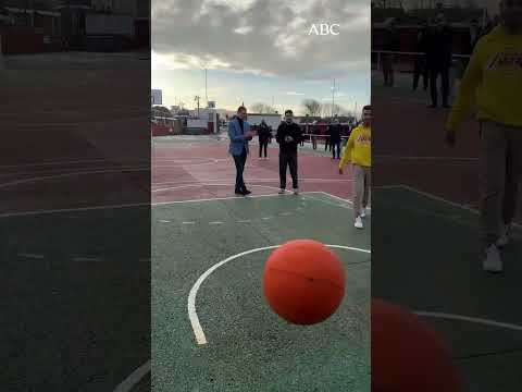 SÁNCHEZ y BESTEIRO echan unas CANASTAS durante su campaña electoral