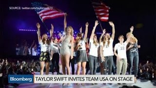 Taylor Swift Invites Team USA on Stage, Kisses Trophy Taylor Swift Invites Team USA on Stage, Kisses Trophy