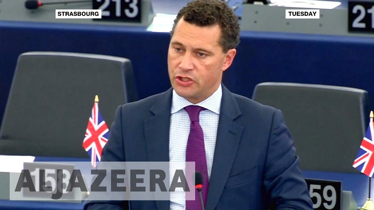 بروكسل: مرشح قيادة حزب استقلال المملكة المتحدة (UKIP) يُنقل إلى المستشفى بعد مشادة كلامية.