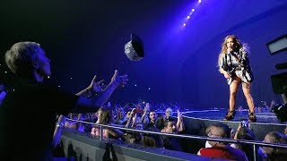 Ellen Gets on the Floor with Jennifer Lopez in Las Vegas