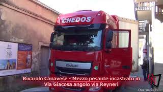 Rivarolo Canavese - Mezzo pesante incastrato in Via Giacosa angolo via Reyneri