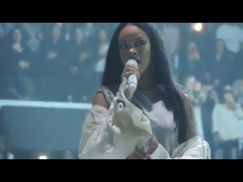 Rihanna - Love the Way You Lie, Pt. 2 (Live at Barclays Center) 3/30/16