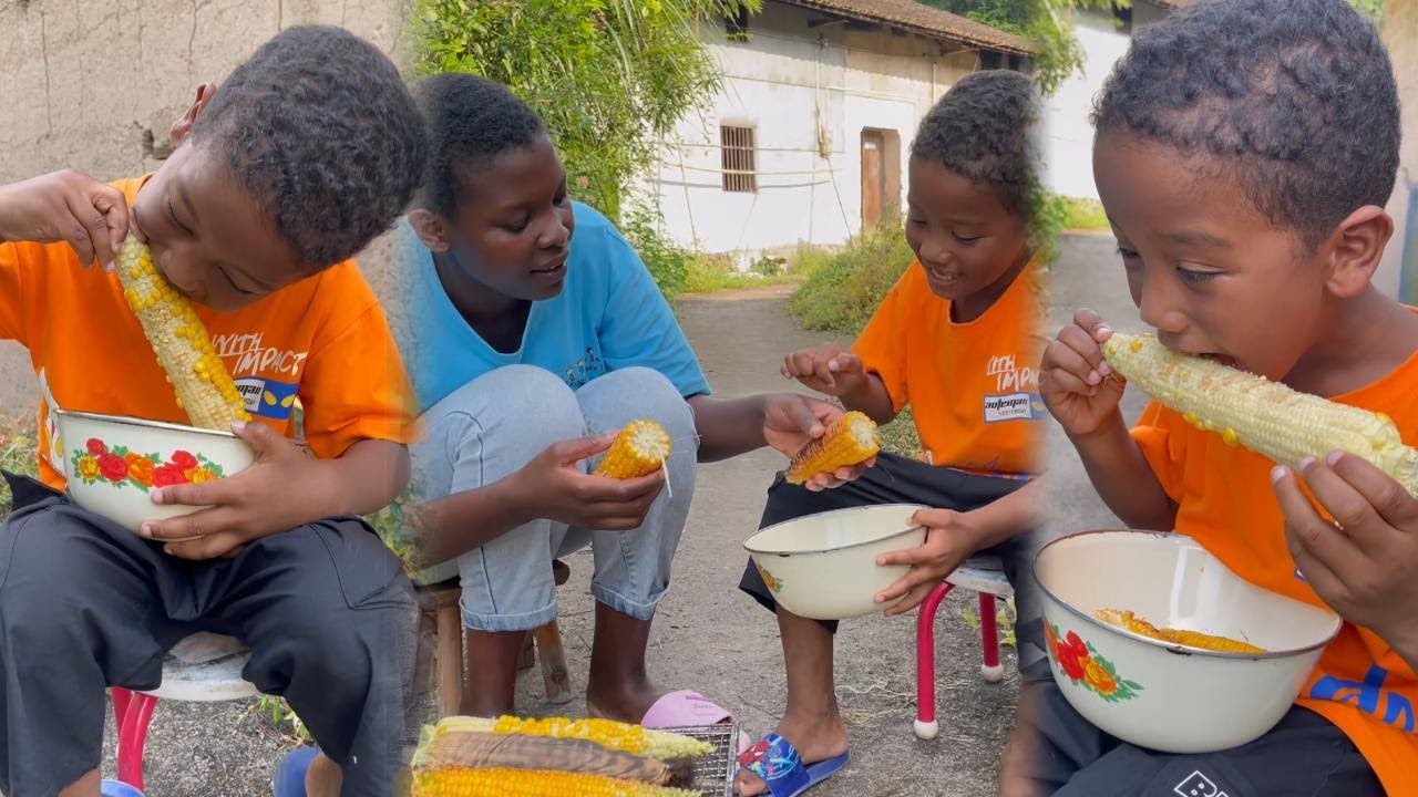 Пора для пати с жареной кукурузой с моим сыном, прямо здесь, в сельской местности Китая