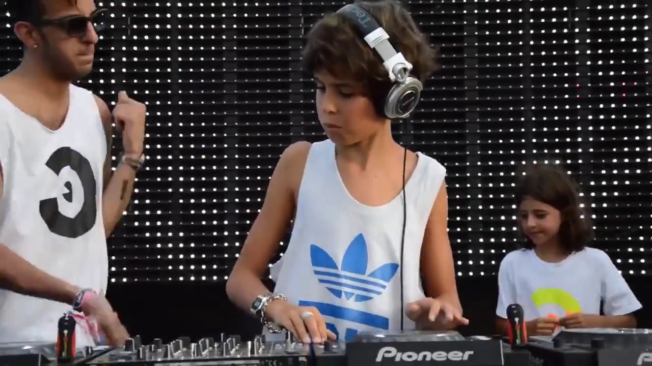 Niño Rave NIÑO DE 12 AÑOS YA ES TODO UN ÉXITO COMO DJ | RAVE POWER PERÚ - YouTube