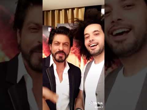 شاروخان مع مغني اغنيه جبرا فان من فيلم المعجب 