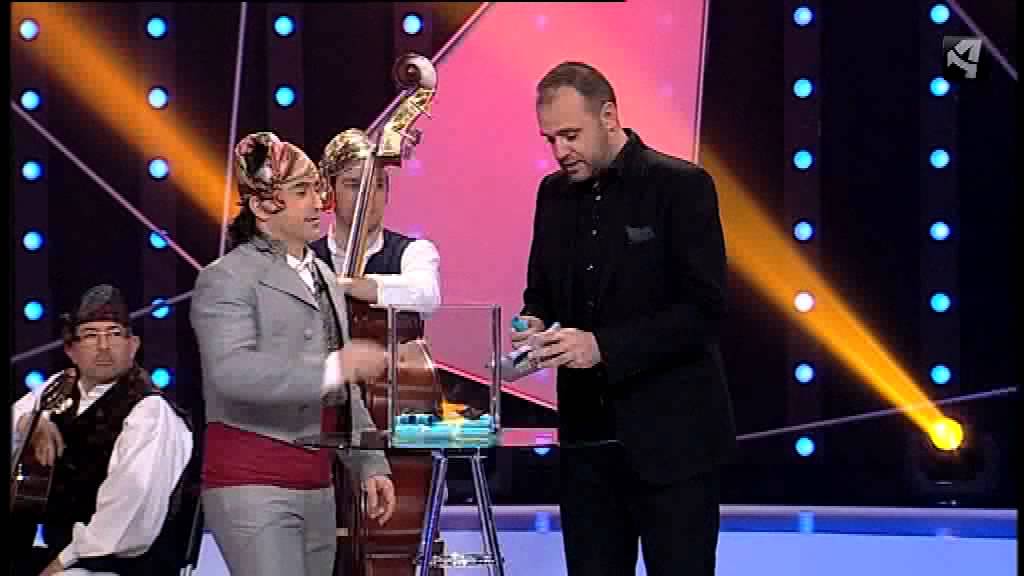 Nacho del Río. Junto a la Virgen Juraste