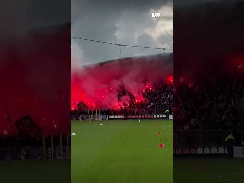 Mooi beelden uit 𝐀𝐦𝐬𝐭𝐞𝐫𝐝𝐚𝐦: de Ajax-fans zijn klaar voor de 𝐊𝐥𝐚𝐬𝐬𝐢𝐞𝐤𝐞𝐫! 🔥