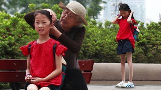 Little Girl Can't Tie Her Long Hair | Social Experiment 看到女孩头绳断了却不会扎头发，老奶奶帮她编起了麻花辫（社会实验）