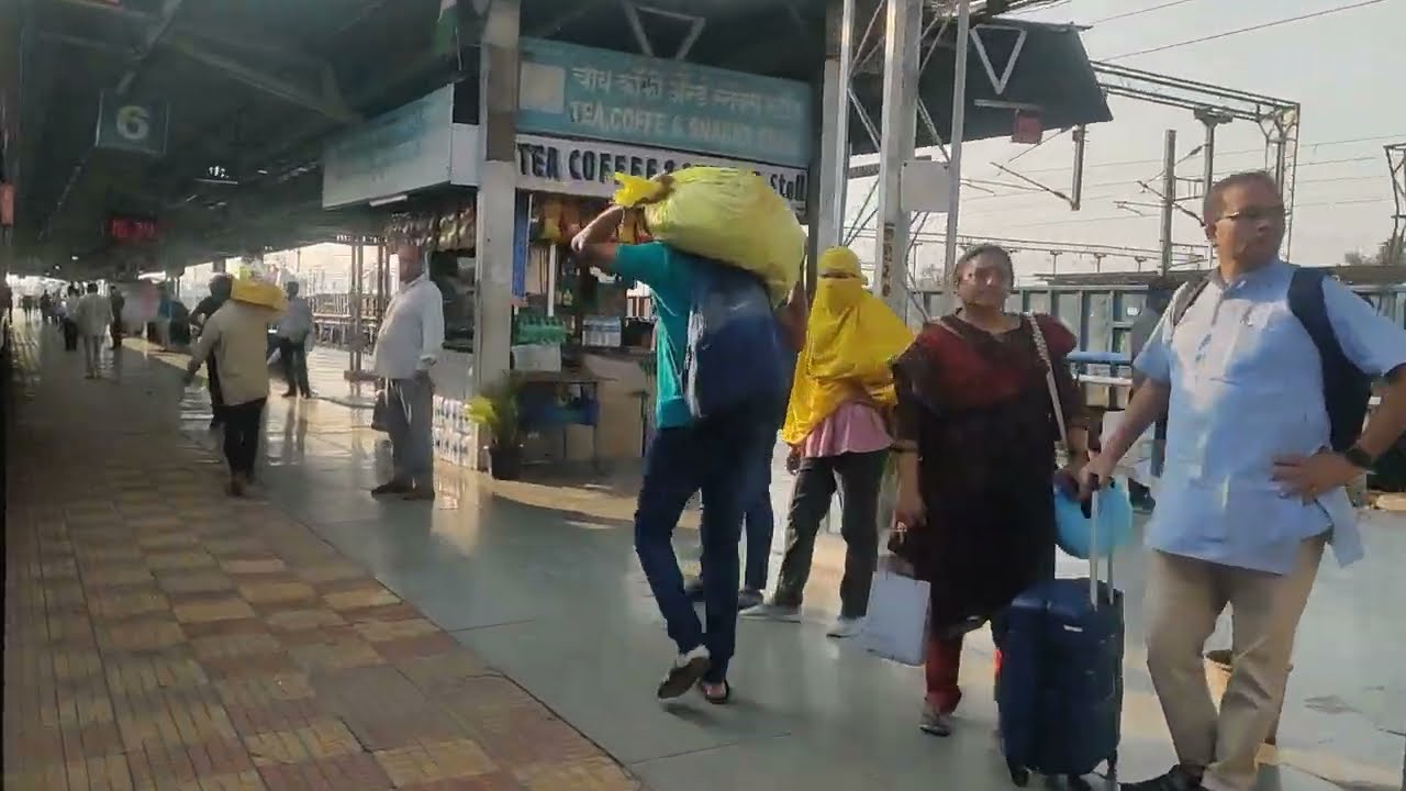 12170 Solapur Pune Indrayani Express arrives Daund Junction| Daund Electric Loco Shed