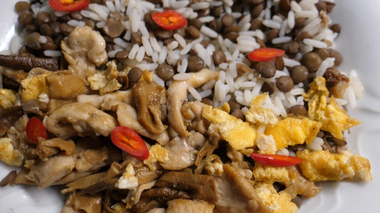 Куриная грудка с рисом и чечевицей