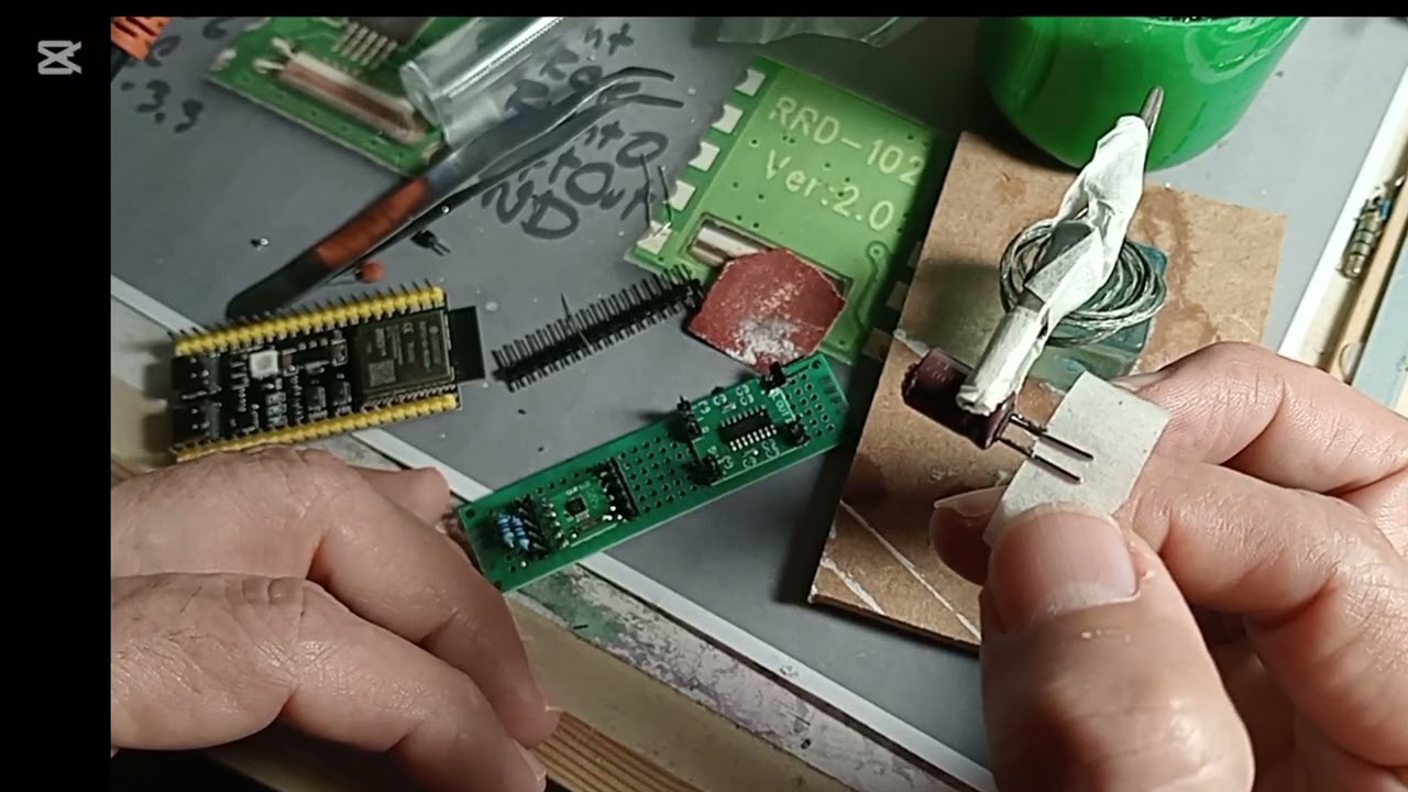 Módulo RDA5807- PAM8403 en montaje de PCB. Avance