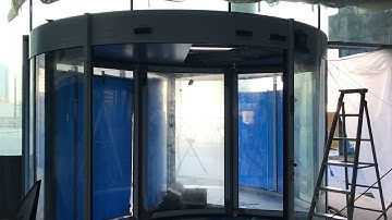 Automatic revolving door with showcase