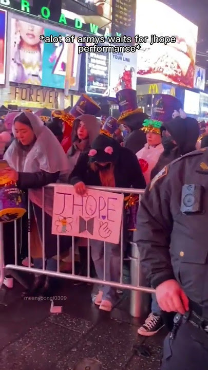 People were waiting for Jhope dynamic performance at time square 😌