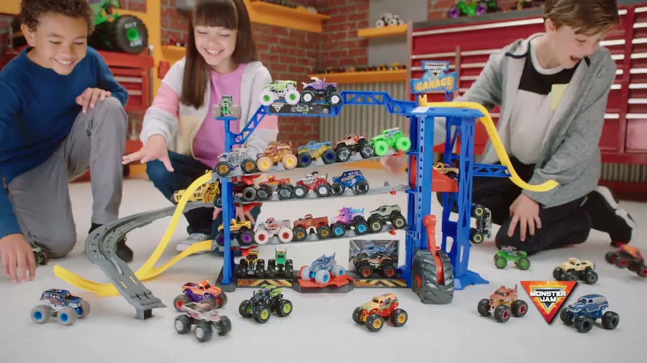 Monster Jam Garage Playset - 30Sec - YouTube