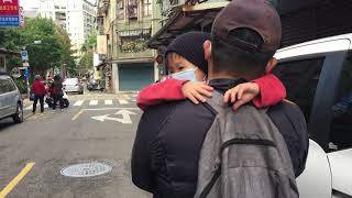 弟弟走路腿痠要爸爸抱抱啦!
