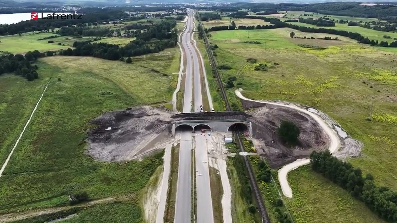 Budowa drogi ekspresowej S6 Zad. 5. odc. Leśnice - Bożepole Wielkie - film z powietrza 08.2025