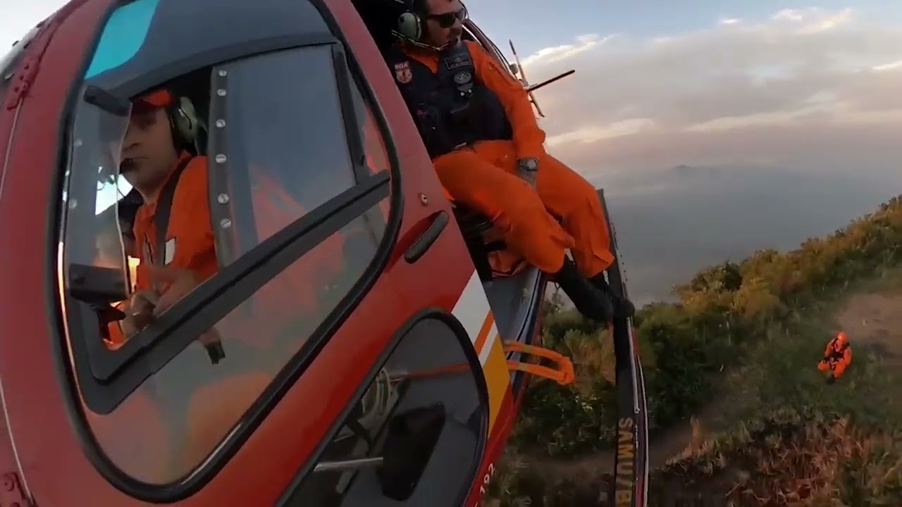 Resgate de cinema: dois helicópteros atuam em socorro a homens que se feriram em trilha