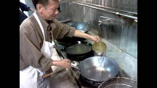 How professional chef season their carbon steel wok  怎么开锅的过程 )