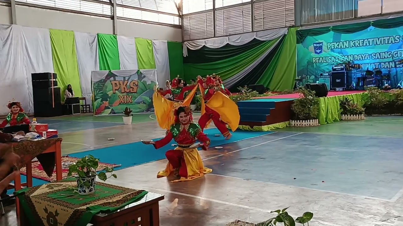 Tari Piring Kreasi dari Sanggar Mutiara Minang, Padang pada iven Pentas Kreasi Siswa SMA 1 Padang..