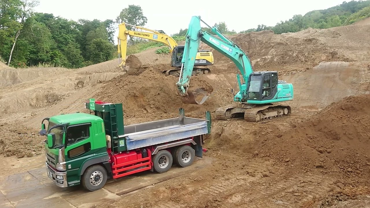 朝一 ダンプ15台に土を積み込み