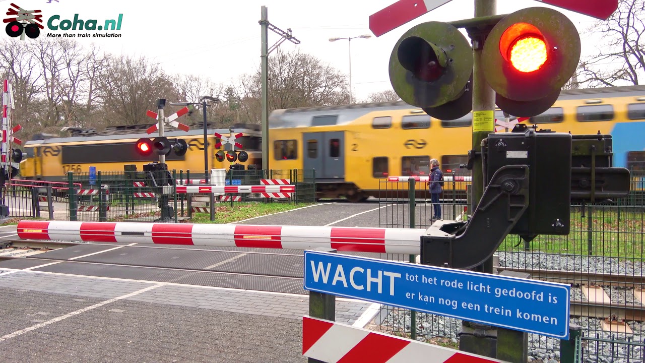 Spoorwegovergang station Ermelo 😍4K😍 //Dutch railroad crossing