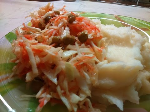 Салат из капусты, моркови и зеленого горошка - быстро, просто и полезно.