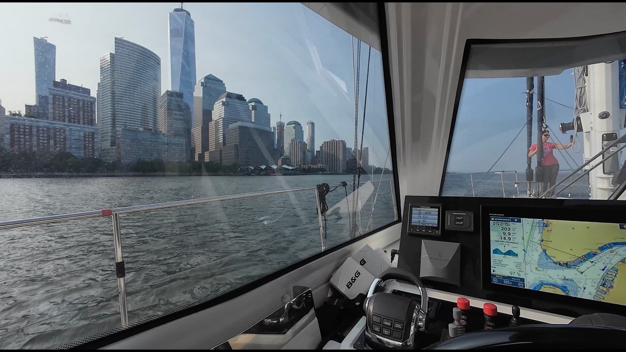 ⁣Sailing Through New York City | Manhattan, East River & Hell Gate