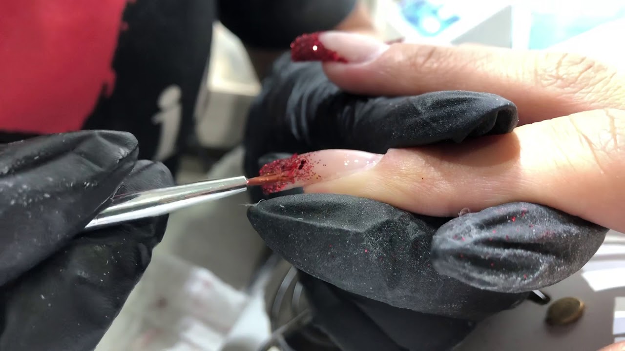 Unhas Encapsuladas com Glitter Vermelho - Simone Silva Nails