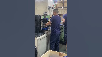 In TWS factory, good quality valves are born under the operation of employees.