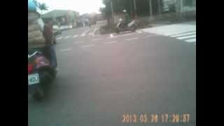 20130326 宜蘭頭城鎮青雲路一段 T2-9707 違規 差一點點撞上