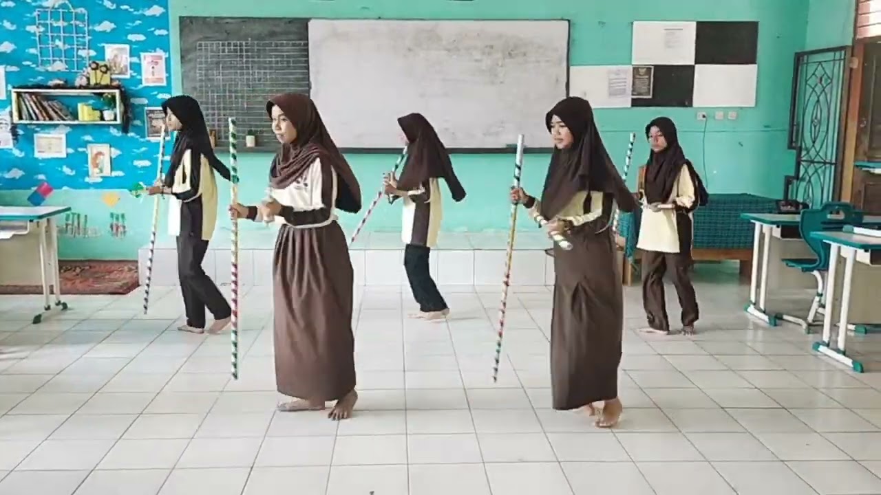 Tari Gantar ala SMP 10 Penajam Paser Utara.