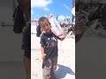 طفل ف غزة يحمل كيس دقيق أثقل من جسده في يده سـ كين يحمي به قوت يومه من اللصوص إلى هذا الحد بلغ الظلم