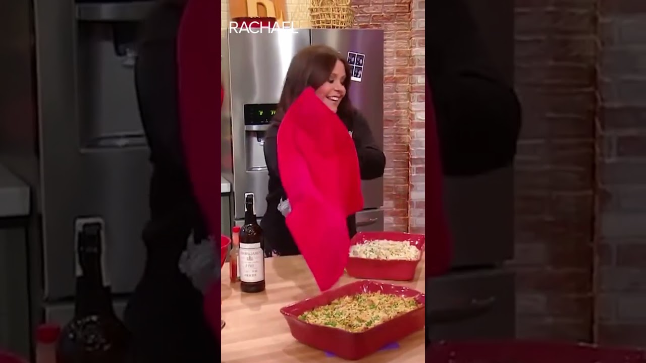 Rachael Ray gets a standing ovation for her Mac and cheese! #shorts