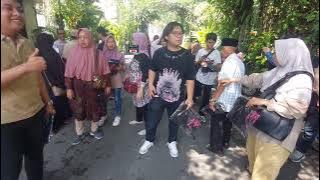 Paspampres Penjaga Jokowi Mendadak Panik Dikerumunin Emak2 Rebutan Kaus, Doakan Kesembuhan