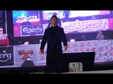 罗章益 来自马六甲  46岁 也是冠中冠歌手之一，得奖无数 一首 : 真心的朋友  掌握歌唱细腻，音色特出  绝对能触动内心的感觉，带给你们一丝丝心动。。 仁嘉弄冠中冠点名大赛 参加第一回合场比赛
