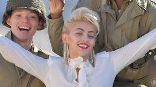 Paris Jackson Makes Modeling Debut During Eiffel Tower Photo Shoot: 'This is Finally Her Time'(More from Entertainment Tonight: http://bit.ly/1xTQtvw Michael Jackson's daughter posed for a retro editorial shoot in Paris, France., 2017-01-19T01:08:09.000Z)