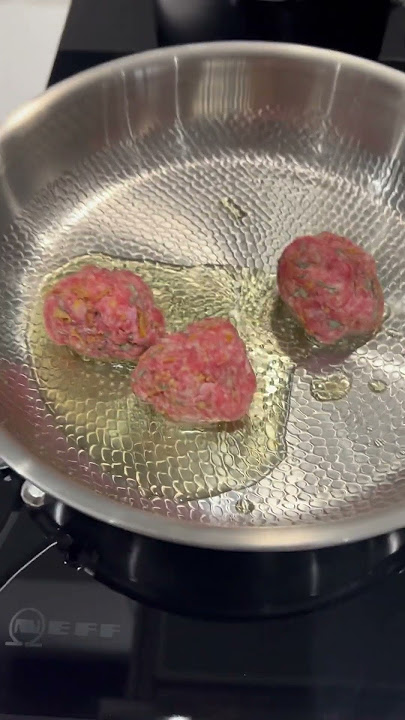 Titanium pan conducts heat so well it doesn't need to be turned up and heats up amazingly quickly !