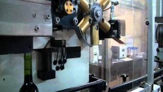 「ワインのキャップシールとラベルを貼る様子」