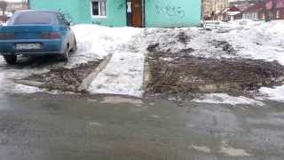 Погрузка мертвой собаки во дворе дома Луначарского 58/ www.vkarpinsk.info Погрузка мертвой собаки во дворе дома Луначарского 58/ www.vkarpinsk.info