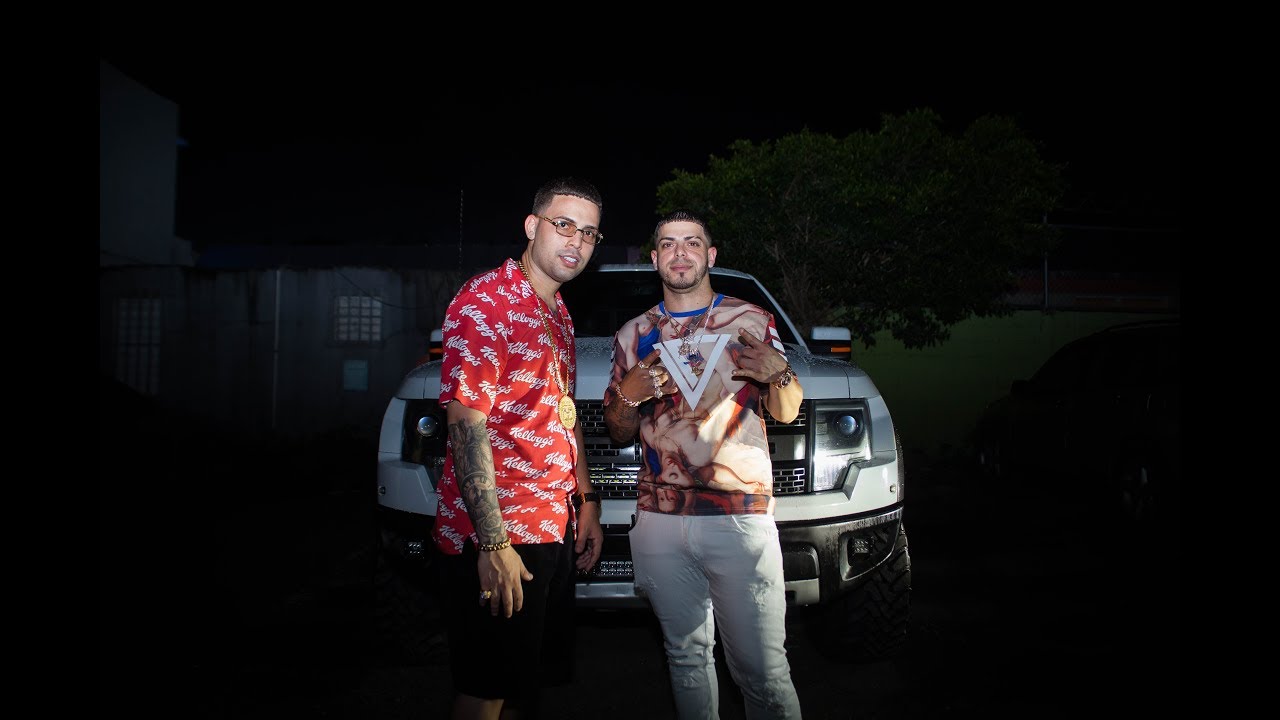 Juanka y Brray en Calle Loiza, live en Emoji YouTube