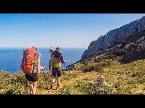 Wanderer mit Rucksack auf dem Trockenmauerweg GR221 in der Serra de Tramuntana, Standbild aus dem BergReif-Video von 2015