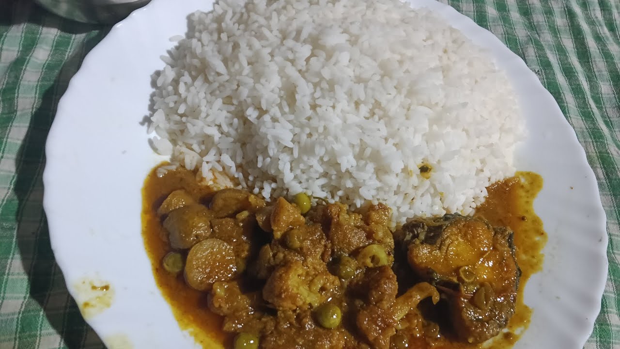 Hello doston today I eat rice and dal and alu matar phool gobhi ka sabji 🍛