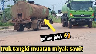 melihat truk tangki muatan minyak sawit di pertigaan